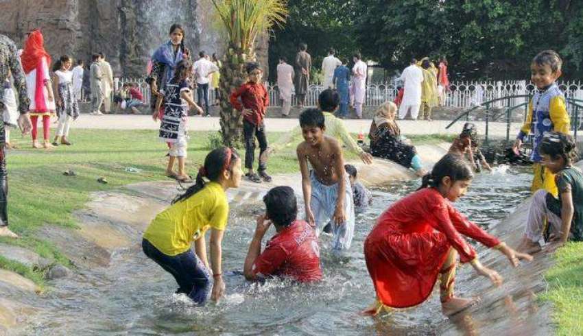 لاہور، جیلانی پارک میں سیروتفریح کیلئے آئے بچے آبشار سے ..