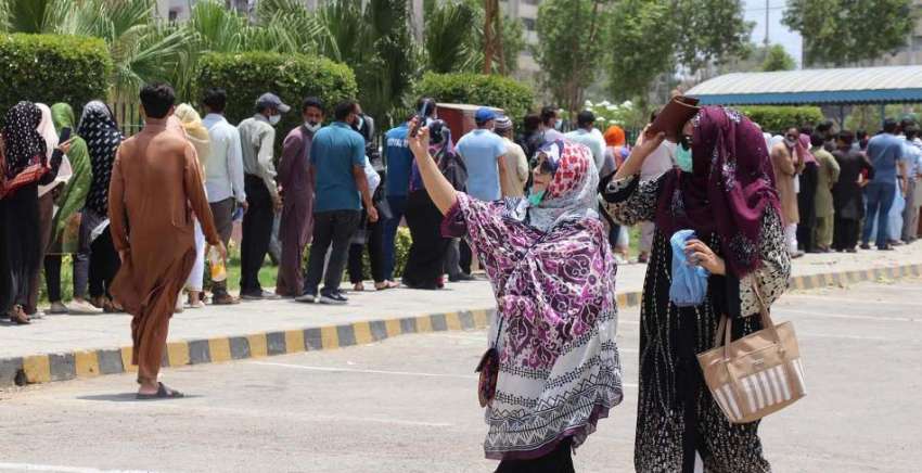 کراچی، ایکسپو سینٹر میں کورونا وباء سے بچاؤ کی ویکسین لگانے ..