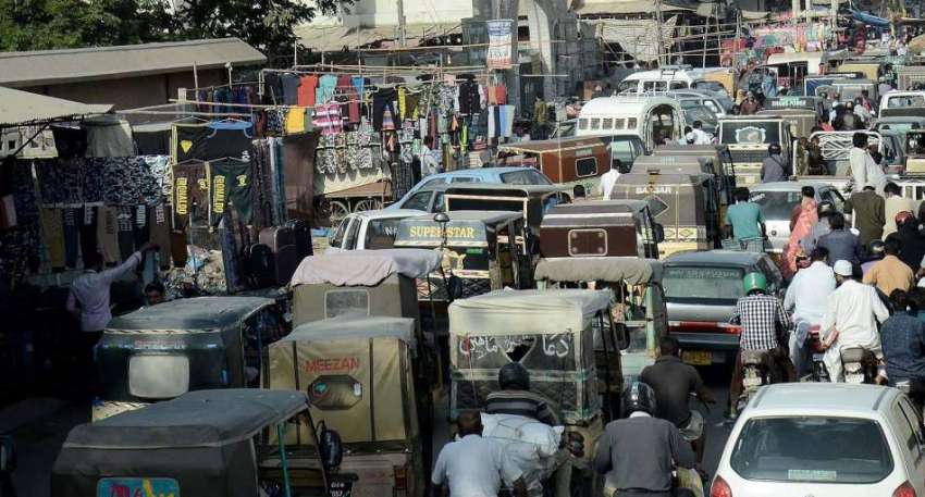 کراچی، لیاقت آباد میں تجاوزات کی بھرمار کی وجہ سے ٹریفک ..