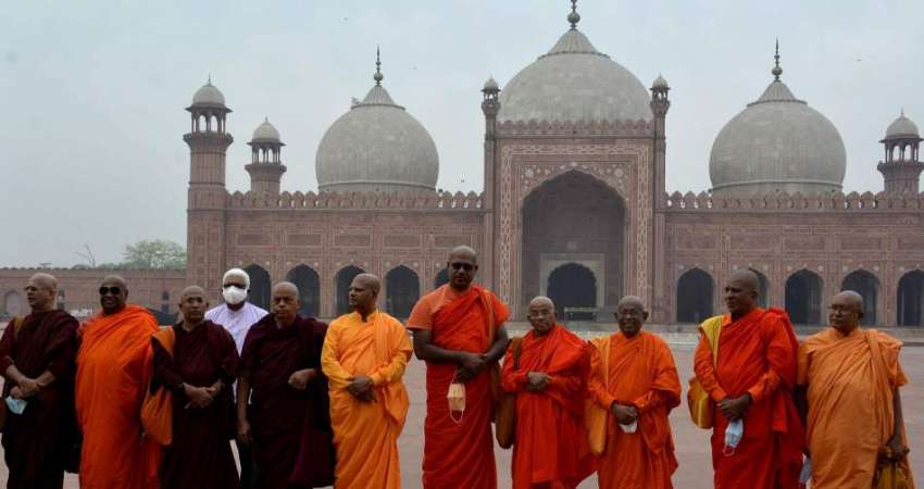 لاہور، سری لنکا کے بدھ رہنماؤں کا بادشاہی مسجد کے دورہ کے ..