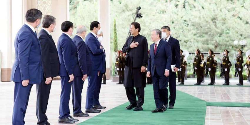 تاشقند، ازبکستان کے صدر صدارتی محل پہنچنے پر وزیراعظم عمران ..
