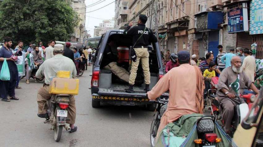 کراچی، لائٹ ہاؤس پیپر مارکیٹ میں پولیس کی موجودگی کے باوجود ..