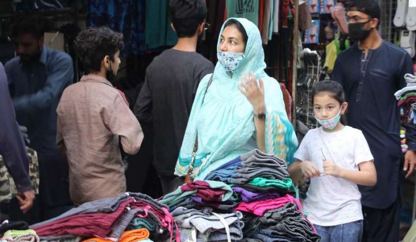 کراچی، شہری ایس اوپیز پرعملدرآمد کرتے ہوئے عید کی شاپنگ ..