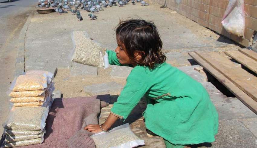 کراچی، کلفٹن کے علاقے میں ایک کمسن بچی ماں کی غیر موجودگی ..