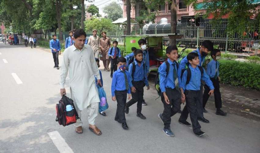 لاہور، بچے سکول سے چھٹی کے بعد گھروں کو واپس جا رہے ہیں۔