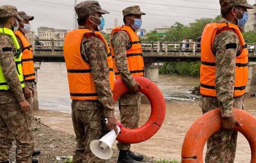 راولپنڈی، پاک فوج کے جوان شدید بارش کے باعث نالہ لئی میں ..