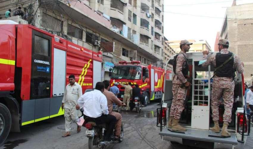 کراچی، انکل سریا ہسپتال کے قریب گودام میں لگنے والی آگ کے ..