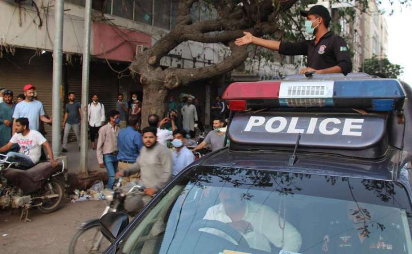 کراچی، صدر میں 6 بجے کے بعد پولیس اہلکار زینب مارکیٹ کو بند ..