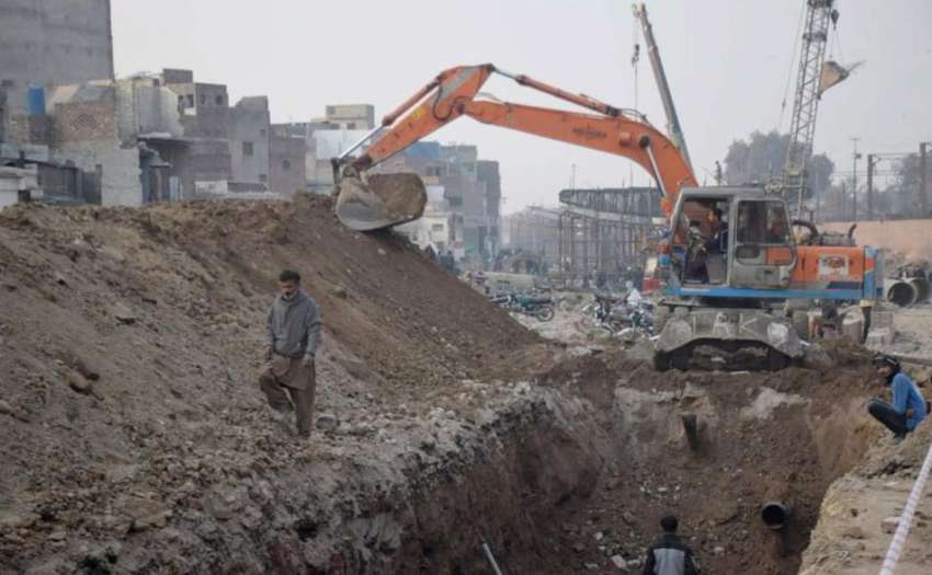 لاہور، شیرانوالہ فلائی اوور کا تعمیراتی کام جاری ہے۔