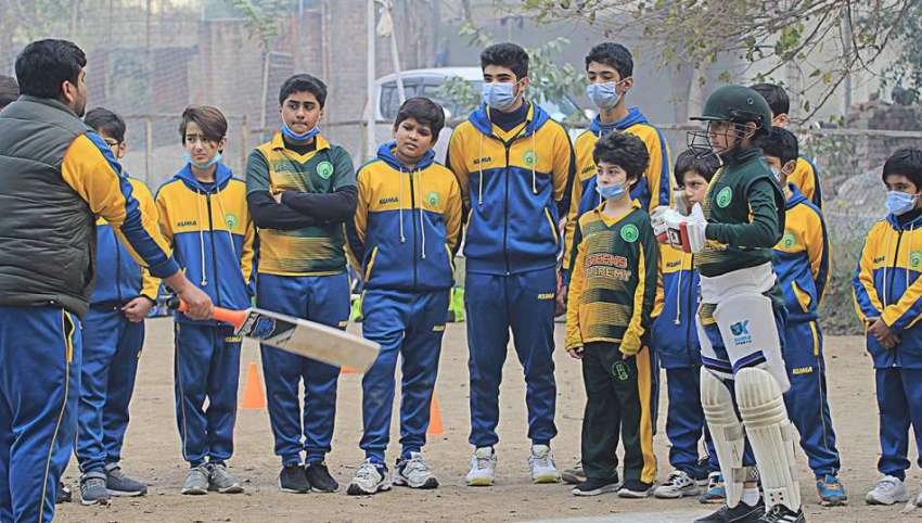 لاہور، گرین کرکٹ اکیڈمی ماڈل ٹاؤن میں کوچ بچوں کو کرکٹ کھیلنے ..