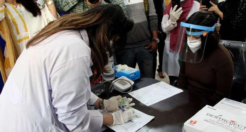 کراچی، خالق دینا ہال میں کورونا وباء سے بچاؤ کی پہلی ویکسین ..