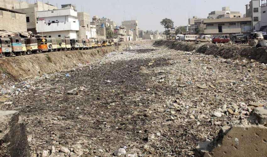 کراچی، ڈیفنس سے نکلنے والا نالا گندگی کا ڈھیر بنا ہوا ہے۔