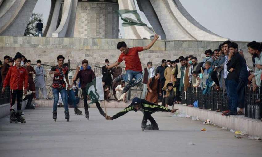 لاہور، 23 مارچ کے موقع پر مینار پاکستان کے احاطے میں نوجوان ..