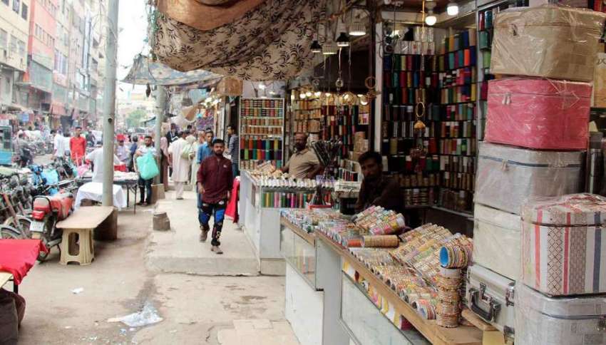کراچی، لاک ڈاؤن میں نرمی کے بعد جامع کلاتھ مارکیٹ میں دکانیں ..