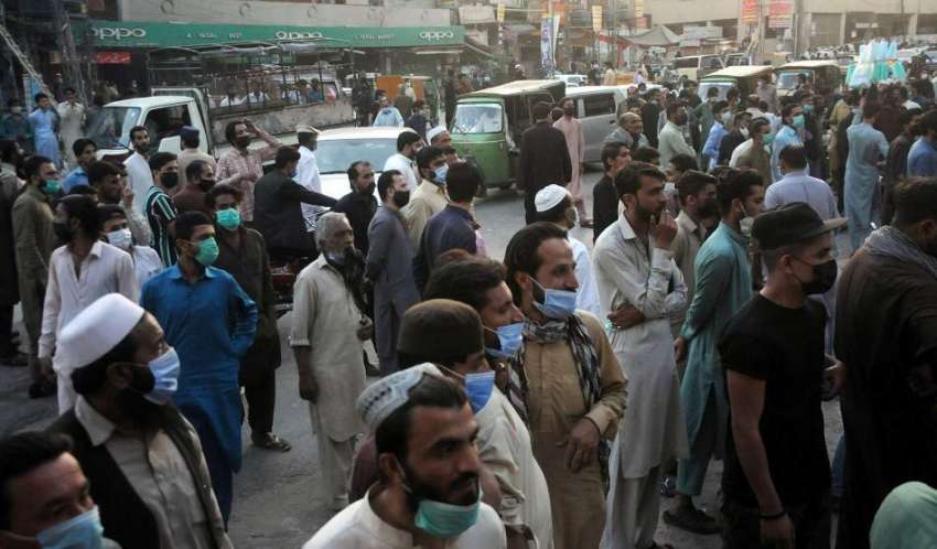 راولپنڈی، پولیس اہلکار باڑہ مارکیٹ راجہ بازار میں لاک ڈاؤن ..