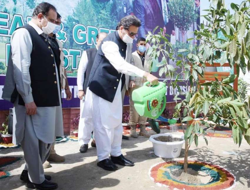 لیہ، وزیراعظم عمران خان لیہ کے دورہ کے موقع پر پودا لگا رہے ..
