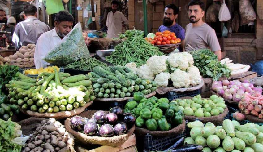 کراچی، لی مارکیٹ میں شہری سبزیاں خرید رہے ہیں۔