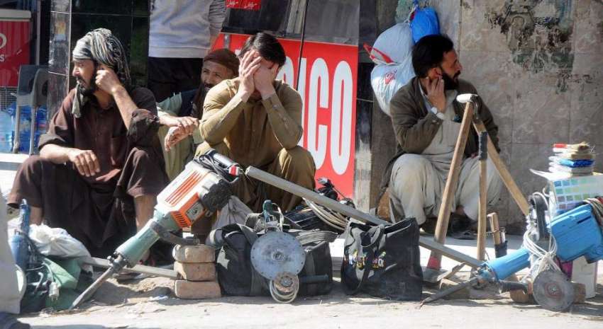 راولپنڈی، مزدور کام کے انتظار میں بیٹھے ہیں۔