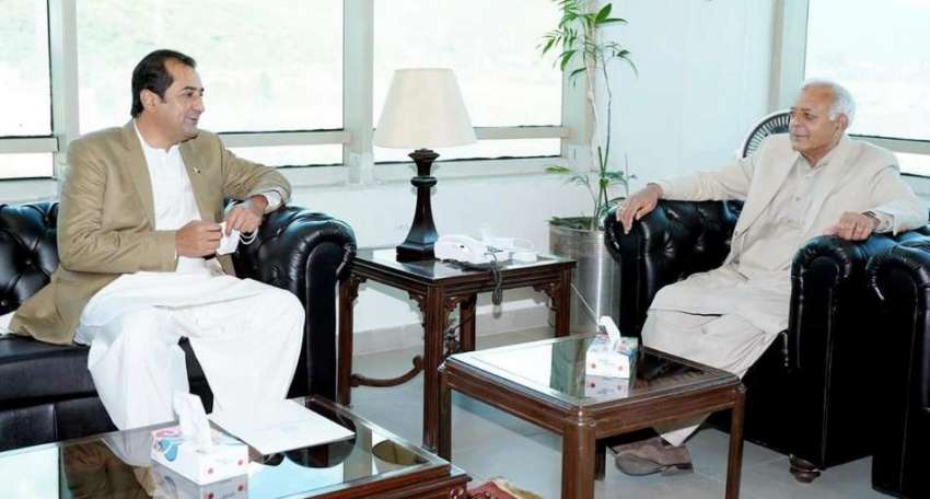 اسلام آباد، وفاقی وزیر ایوی ایشن ڈویژن غلام سرور خان سے ..