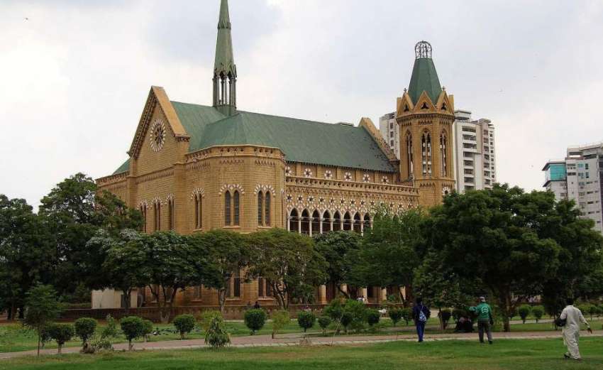 کراچی، مون سون کے موسم کے باعث فرئیر ہال پر چھائے سیاہ بادل ..