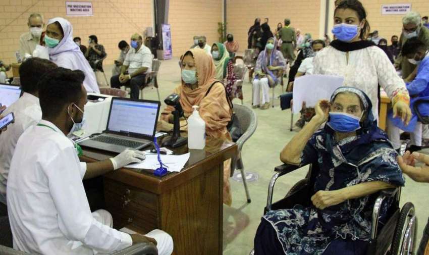کراچی، ایکسپو سنٹر میں کورونا وائرس سے بچاؤ کیلئے ویکسین ..