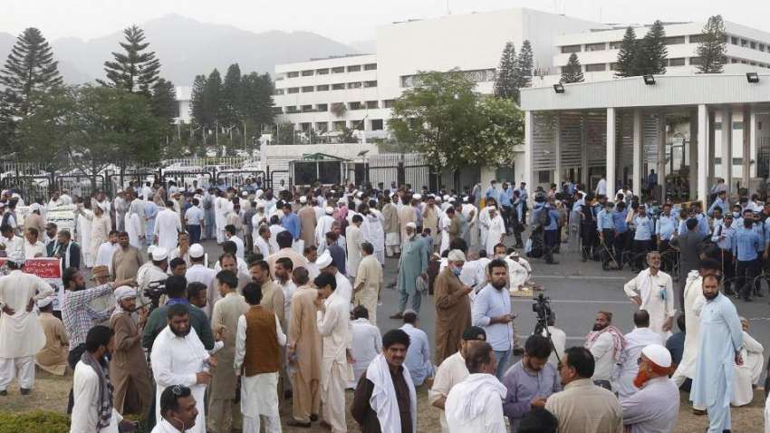 اسلام آباد، سرکاری ملازمین بجٹ 22-2021 کیخلاف قومی اسمبلی کے ..