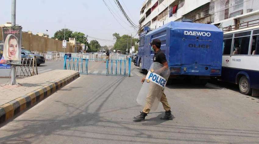 کراچی، سندھ اسمبلی کے باہر آئی بی اے کے ہیڈماسٹرز کے احتجاج ..