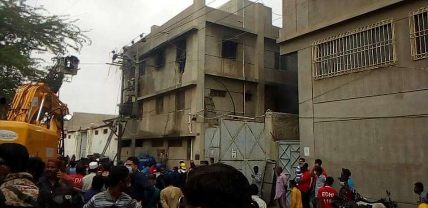 کراچی، کورنگی مہران ٹاؤن میں آگ لگنے والی فیکٹری کا بیرونی ..