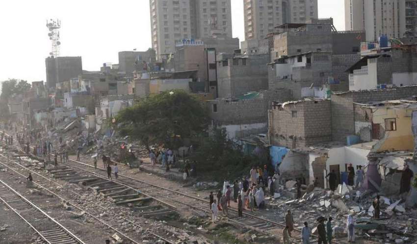 کراچی، سپریم کورٹ آف پاکستان کے احکامات پر محمود آباد پل ..