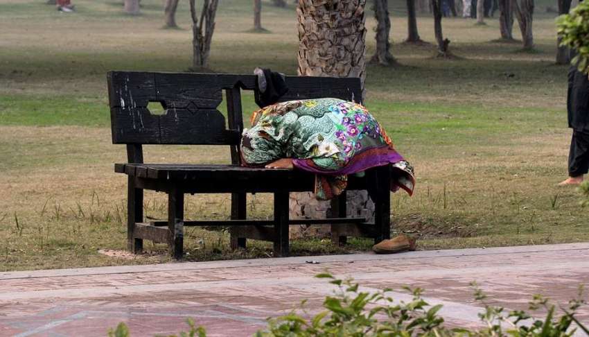 لاہور، گریٹر اقبال پارک میں ایک خاتون بینچ پر نماز پڑھ رہی ..