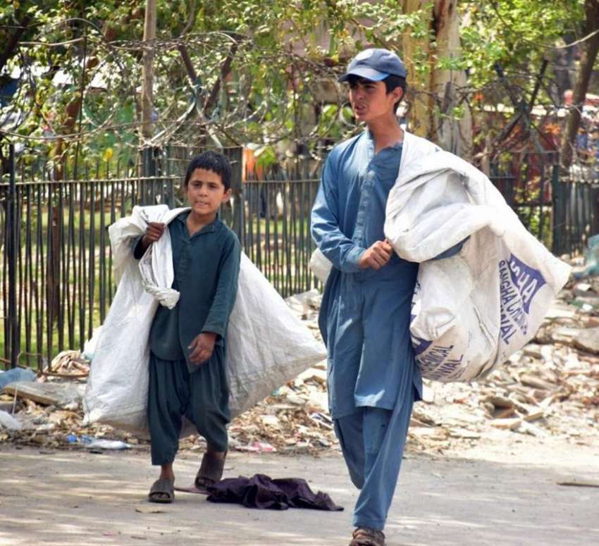 لاہور، خانہ بدوش محنت کش بچے رزق کی تلاش میں جا رہے ہیں۔