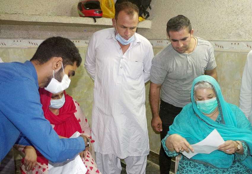 لاہور، صوبائی وزیر صحت ڈاکٹر یاسمین راشد کھوکھر ٹاؤن میں ..