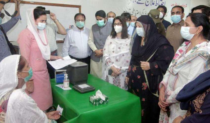لاہور، صوبائی وزیر صحت ڈاکٹر یاسمین راشد ویکسین لگوانے ..