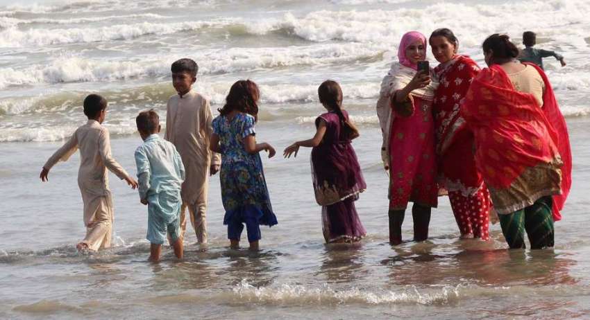 کراچی، شہری سمندر کی ٹھنڈی لہروں سے لطف اندوز ہو رہے ہیں۔