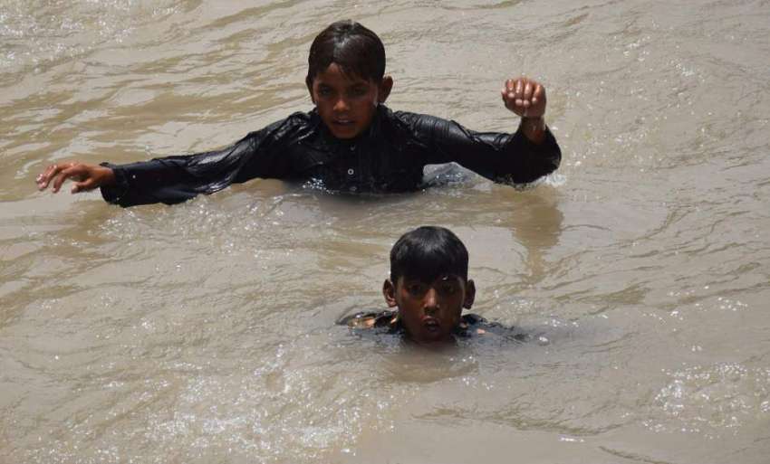 لاہور، گرمی کی شدت کم کرنے کیلئے دو بچے دریائے راوی میں نہا ..