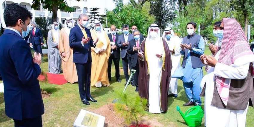 اسلام آباد، کویتی وزیر خارجہ وزارت خارجہ کے سبزہ زار میں ..