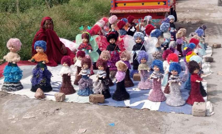 راولپنڈی، گھر کی کفالت کیلئے ایک خاتون سڑک کنارے گڑیاں فروخت ..