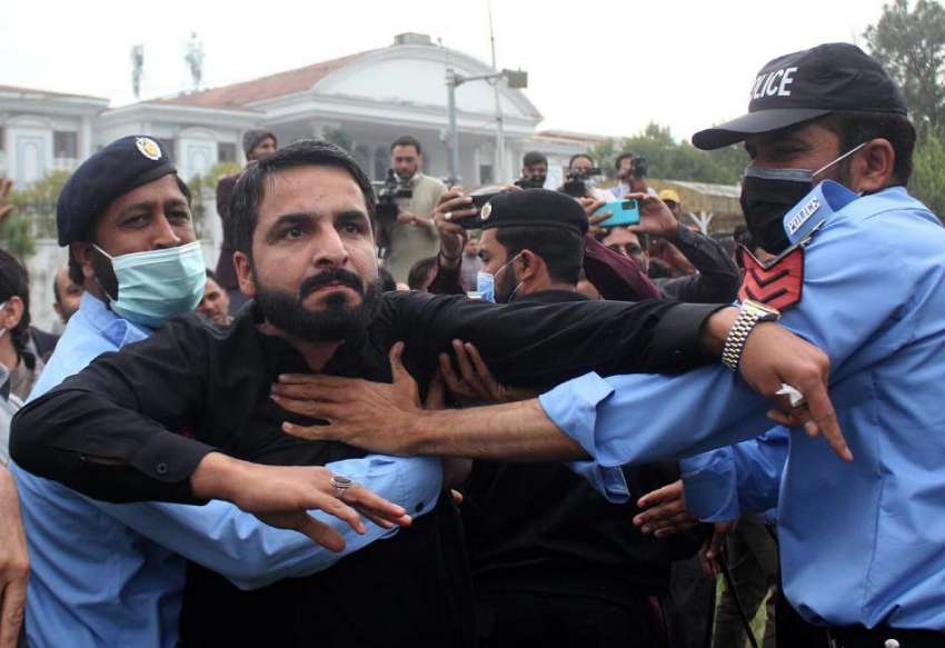 اسلام آباد، پارلیمنٹ لاجز کے باہر مسلم لیگ ن کے رہنماؤں ..