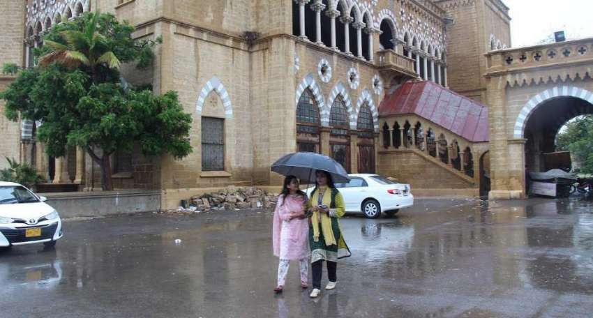 کراچی، فرئیر ہال میں خواتین بارش سے لطف اندوز ہو رہی ہیں۔