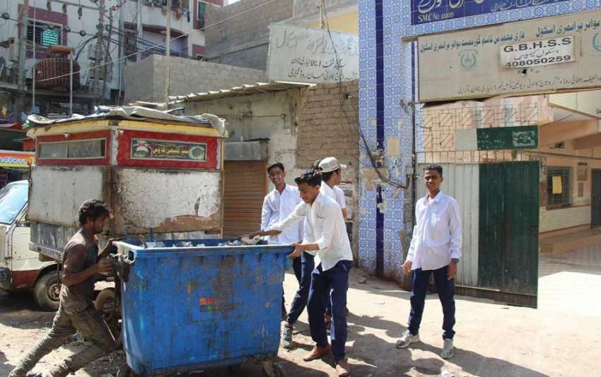 کراچی، لیاری میں غازی سکول کے پاس رکھا کچرے کا ڈبہ طلبہ اپنی ..