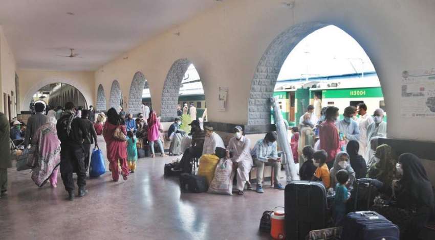 راولپنڈی، ریلوے سٹیشن پر آبائی علاقوں کو جانے والے مسافر ..