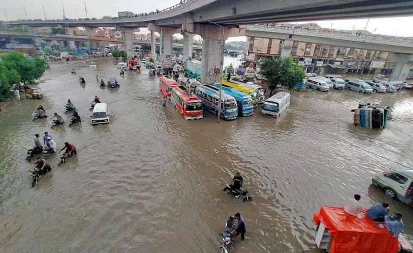 کراچی، شدید بارش کے بعد پاورچورنگی کے علاقے کا ایک منظر۔