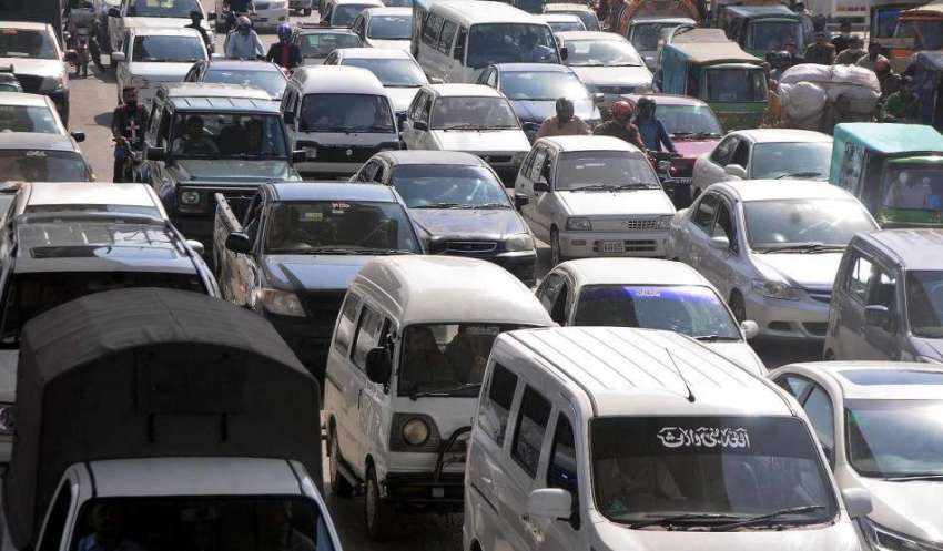 راولپنڈی، مری روڈ پر ٹریفک جام کا ایک منظر۔