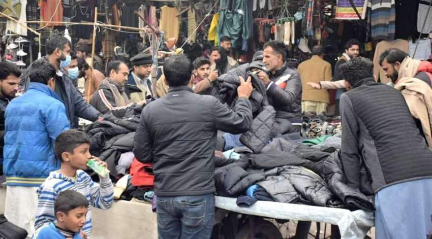 لاہور، شہری حاجی کیمپ کے سامنے لگے لنڈا بازار سے گرم ملبوسات ..