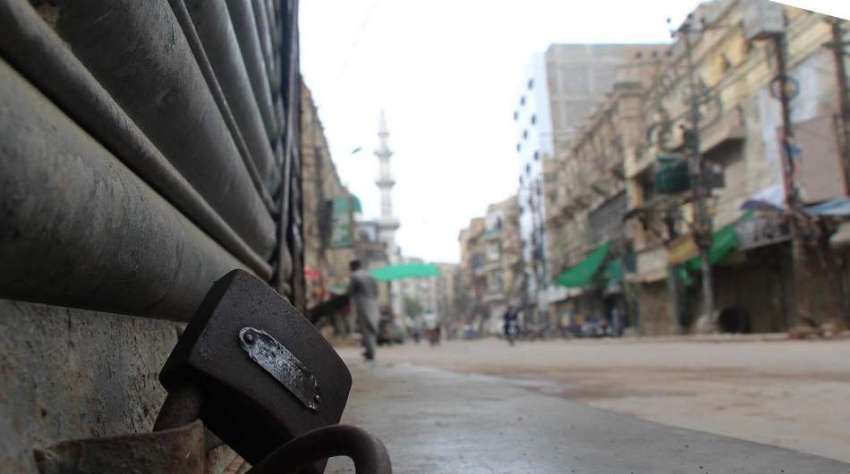 کراچی، لاک ڈاؤن کے اعلان کے بعد اقبال مارکیٹ بند ہے۔
