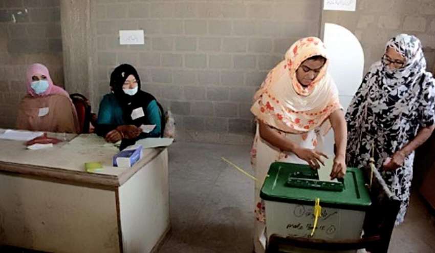 کراچی، این اے 249 میں ضمنی انتخاب کے موقع پر ایک خاتون اپنا ..