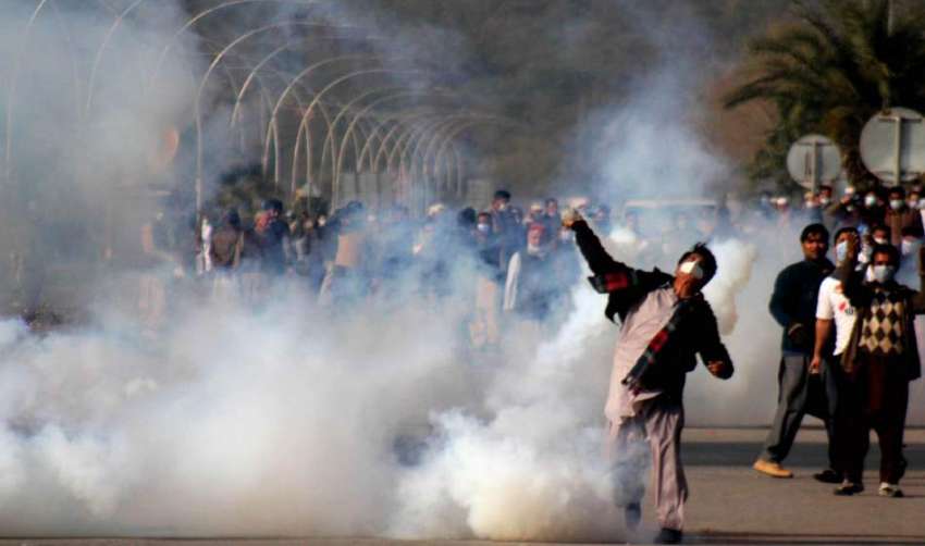 اسلام آباد، سرکاری ملازمین پولیس اہلکاروں کی فائر کئے گئے ..