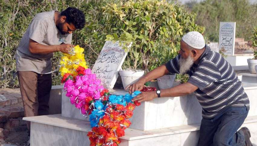 حیدرآباد، شب براؑت کے موقع پر لوگ اپنے پیاروں کی قبر پھولوں ..