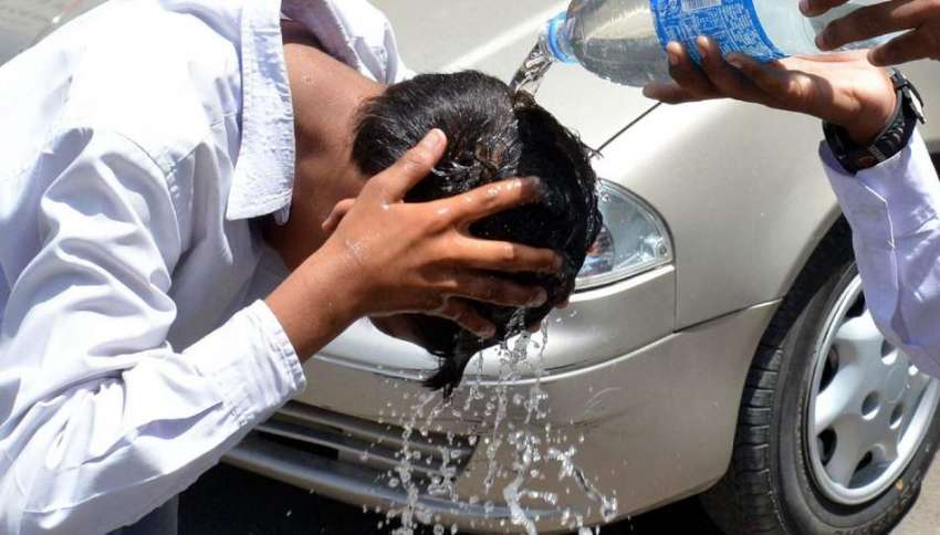 کراچی، شدید گرمی کے باعث طالبعلم سر پر ٹھنڈا پانی ڈال کر ..