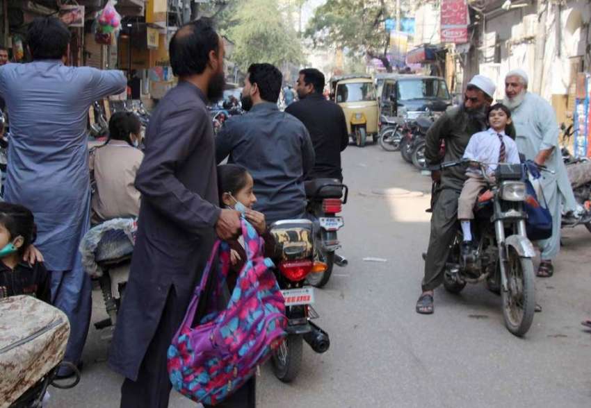 کراچی، سکول کھلنے کے بعد چھٹی کے وقت والدین بچوں کو لینے ..